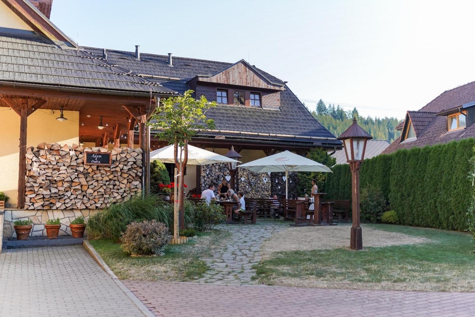 Penzion A Restaurace Stare Casy Horní Bečva Buitenkant foto