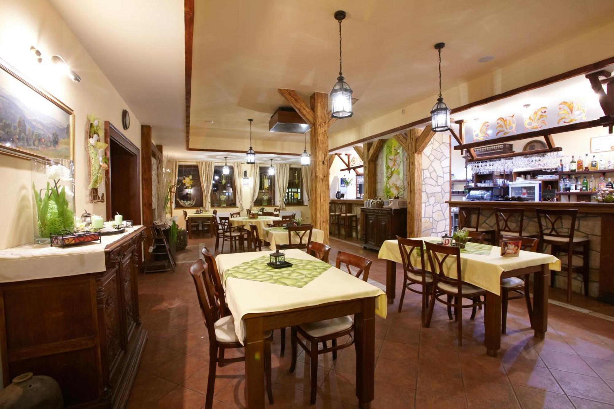 Penzion A Restaurace Stare Casy Horní Bečva Buitenkant foto