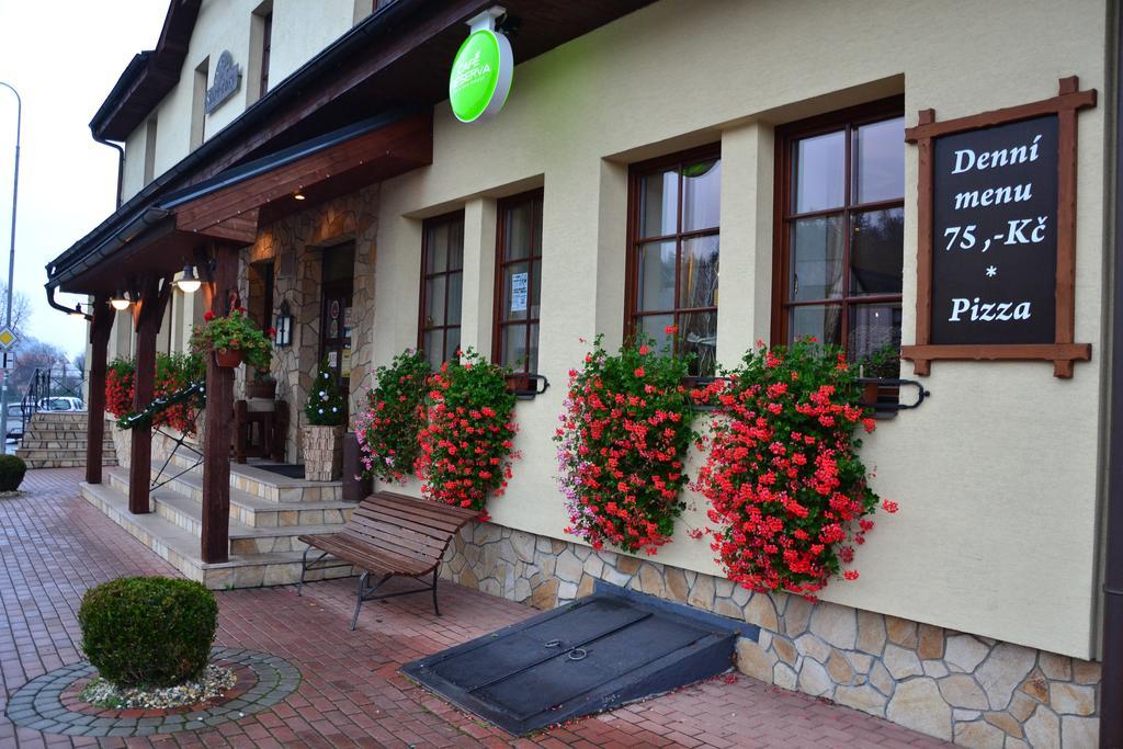 Penzion A Restaurace Stare Casy Horní Bečva Buitenkant foto